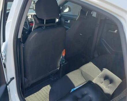 Білий Кіа Ріо, об'ємом двигуна 1.4 л та пробігом 69 тис. км за 8999 $, фото 11 на Automoto.ua