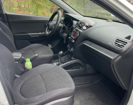 Білий Кіа Ріо, об'ємом двигуна 1.6 л та пробігом 280 тис. км за 8304 $, фото 5 на Automoto.ua