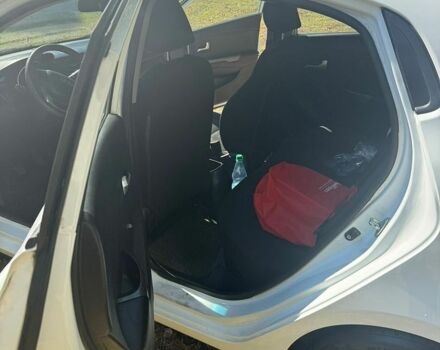 Белый Киа Рио, объемом двигателя 1.4 л и пробегом 192 тыс. км за 5500 $, фото 5 на Automoto.ua