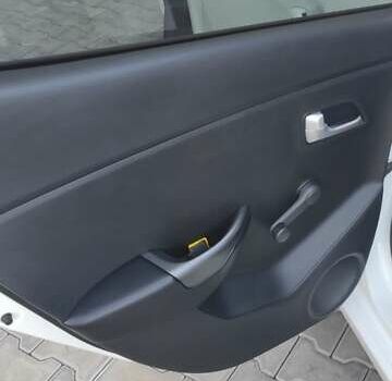 Белый Киа Рио, объемом двигателя 1.4 л и пробегом 168 тыс. км за 6800 $, фото 9 на Automoto.ua