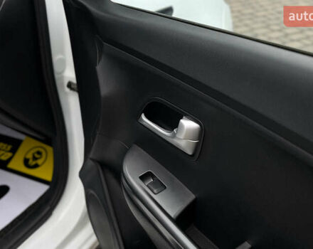 Белый Киа Рио, объемом двигателя 1.4 л и пробегом 200 тыс. км за 6900 $, фото 20 на Automoto.ua