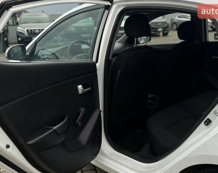 Белый Киа Рио, объемом двигателя 1.4 л и пробегом 200 тыс. км за 6900 $, фото 21 на Automoto.ua