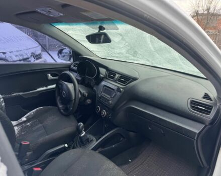 Белый Киа Рио, объемом двигателя 1.4 л и пробегом 175 тыс. км за 2800 $, фото 4 на Automoto.ua