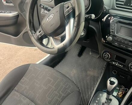 Белый Киа Рио, объемом двигателя 1.6 л и пробегом 200 тыс. км за 7500 $, фото 2 на Automoto.ua