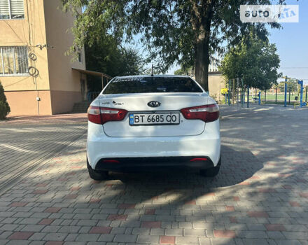 Белый Киа Рио, объемом двигателя 1.4 л и пробегом 300 тыс. км за 5300 $, фото 4 на Automoto.ua