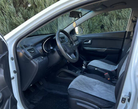 Белый Киа Рио, объемом двигателя 1.4 л и пробегом 143 тыс. км за 6500 $, фото 17 на Automoto.ua