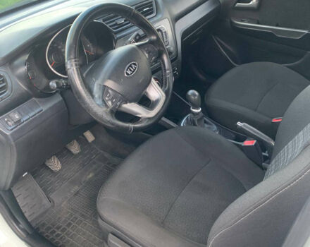 Білий Кіа Ріо, об'ємом двигуна 1.4 л та пробігом 175 тис. км за 6600 $, фото 5 на Automoto.ua