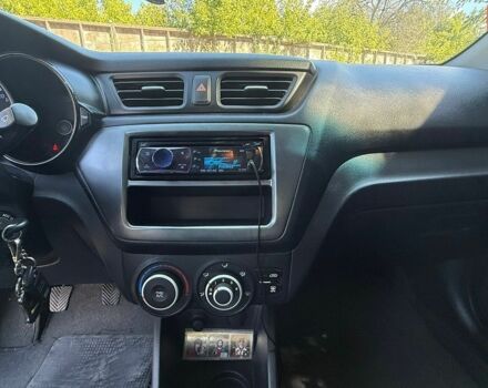 Белый Киа Рио, объемом двигателя 1.4 л и пробегом 129 тыс. км за 7500 $, фото 13 на Automoto.ua