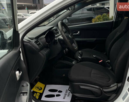 Белый Киа Рио, объемом двигателя 1.4 л и пробегом 200 тыс. км за 6900 $, фото 8 на Automoto.ua