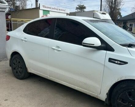 Белый Киа Рио, объемом двигателя 1.4 л и пробегом 315 тыс. км за 4999 $, фото 2 на Automoto.ua