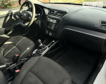 Белый Киа Рио, объемом двигателя 1.4 л и пробегом 300 тыс. км за 5300 $, фото 6 на Automoto.ua