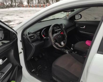 Білий Кіа Ріо, об'ємом двигуна 1.4 л та пробігом 98 тис. км за 8600 $, фото 6 на Automoto.ua
