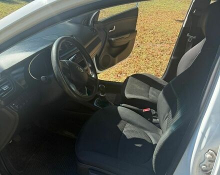 Белый Киа Рио, объемом двигателя 1.4 л и пробегом 192 тыс. км за 5500 $, фото 3 на Automoto.ua