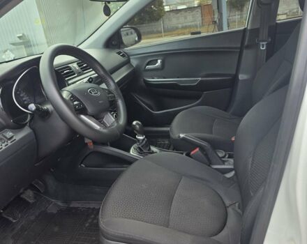 Белый Киа Рио, объемом двигателя 1.4 л и пробегом 288 тыс. км за 6500 $, фото 19 на Automoto.ua