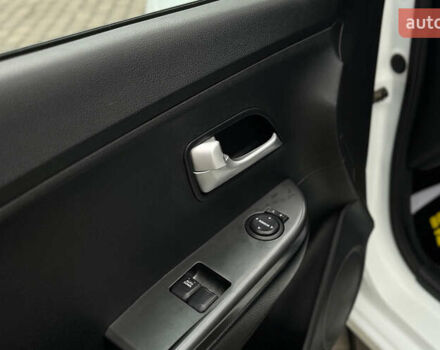 Белый Киа Рио, объемом двигателя 1.4 л и пробегом 200 тыс. км за 6900 $, фото 19 на Automoto.ua