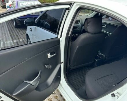 Білий Кіа Ріо, об'ємом двигуна 1.4 л та пробігом 118 тис. км за 6899 $, фото 5 на Automoto.ua