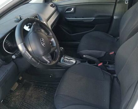 Білий Кіа Ріо, об'ємом двигуна 1.4 л та пробігом 87 тис. км за 8000 $, фото 12 на Automoto.ua