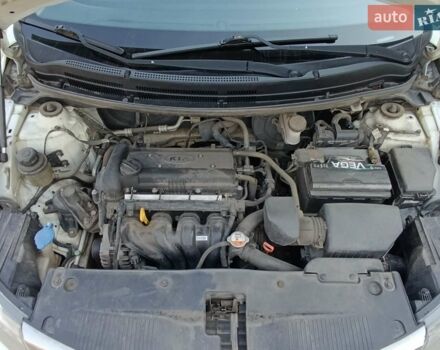 Белый Киа Рио, объемом двигателя 1.4 л и пробегом 180 тыс. км за 8000 $, фото 6 на Automoto.ua