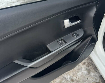 Белый Киа Рио, объемом двигателя 1.4 л и пробегом 178 тыс. км за 7500 $, фото 26 на Automoto.ua