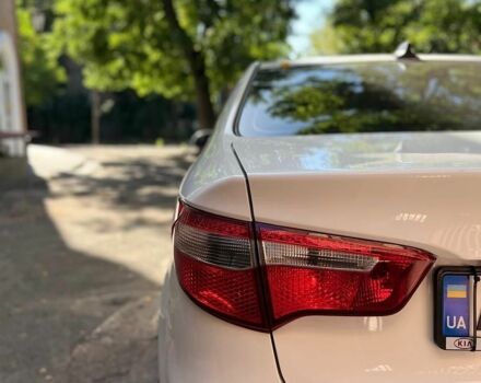 Белый Киа Рио, объемом двигателя 1.4 л и пробегом 218 тыс. км за 7600 $, фото 7 на Automoto.ua