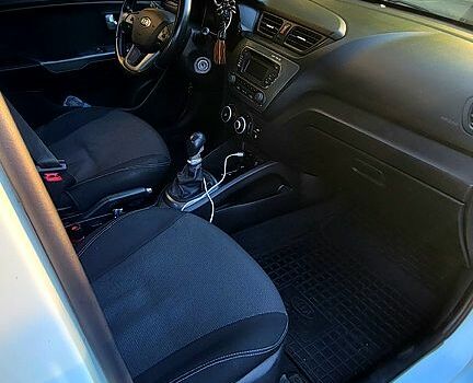Білий Кіа Ріо, об'ємом двигуна 1.4 л та пробігом 232 тис. км за 7450 $, фото 4 на Automoto.ua