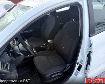 Білий Кіа Ріо, об'ємом двигуна 1.6 л та пробігом 14800 тис. км за 7800 $, фото 7 на Automoto.ua