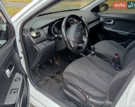 Белый Киа Рио, объемом двигателя 1.4 л и пробегом 250 тыс. км за 7800 $, фото 3 на Automoto.ua