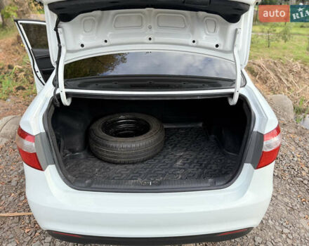 Білий Кіа Ріо, об'ємом двигуна 1.4 л та пробігом 299 тис. км за 5800 $, фото 10 на Automoto.ua