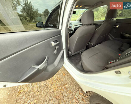 Білий Кіа Ріо, об'ємом двигуна 1.4 л та пробігом 299 тис. км за 5800 $, фото 18 на Automoto.ua