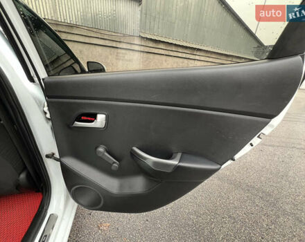 Белый Киа Рио, объемом двигателя 1.4 л и пробегом 246 тыс. км за 6550 $, фото 20 на Automoto.ua