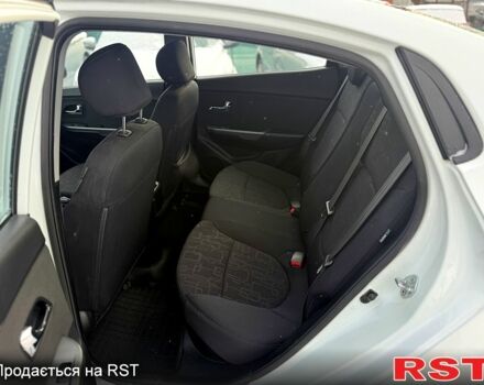 Білий Кіа Ріо, об'ємом двигуна 1.6 л та пробігом 14800 тис. км за 7800 $, фото 9 на Automoto.ua