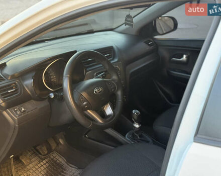 Белый Киа Рио, объемом двигателя 1.4 л и пробегом 185 тыс. км за 6700 $, фото 12 на Automoto.ua