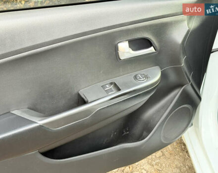 Білий Кіа Ріо, об'ємом двигуна 1.4 л та пробігом 299 тис. км за 5800 $, фото 7 на Automoto.ua