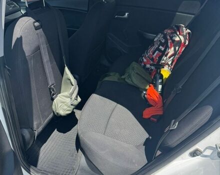 Білий Кіа Ріо, об'ємом двигуна 1.4 л та пробігом 221 тис. км за 5999 $, фото 6 на Automoto.ua