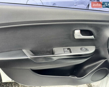 Белый Киа Рио, объемом двигателя 1.4 л и пробегом 162 тыс. км за 7500 $, фото 5 на Automoto.ua