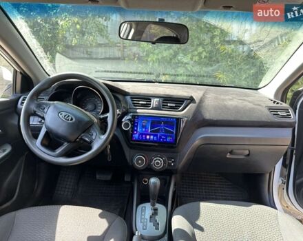 Белый Киа Рио, объемом двигателя 1.4 л и пробегом 270 тыс. км за 7500 $, фото 4 на Automoto.ua