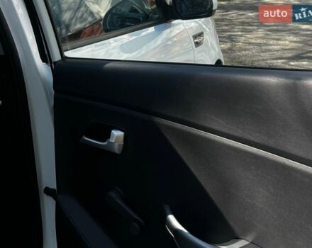 Білий Кіа Ріо, об'ємом двигуна 1.4 л та пробігом 176 тис. км за 7500 $, фото 6 на Automoto.ua