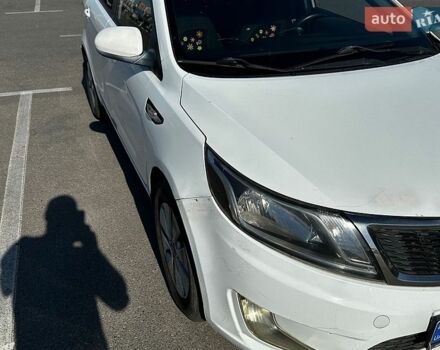 Белый Киа Рио, объемом двигателя 1.4 л и пробегом 214 тыс. км за 6000 $, фото 1 на Automoto.ua