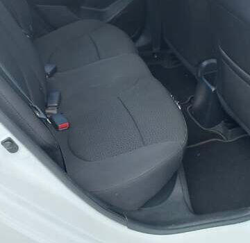 Білий Кіа Ріо, об'ємом двигуна 1.6 л та пробігом 73 тис. км за 9500 $, фото 5 на Automoto.ua