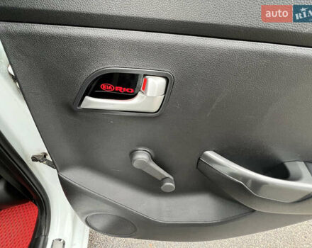 Белый Киа Рио, объемом двигателя 1.4 л и пробегом 246 тыс. км за 6550 $, фото 21 на Automoto.ua