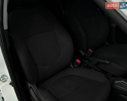 Білий Кіа Ріо, об'ємом двигуна 1.4 л та пробігом 139 тис. км за 8200 $, фото 41 на Automoto.ua