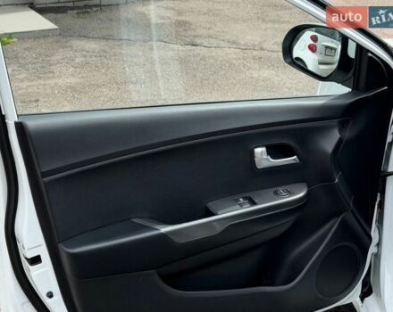 Білий Кіа Ріо, об'ємом двигуна 1.4 л та пробігом 139 тис. км за 8200 $, фото 26 на Automoto.ua