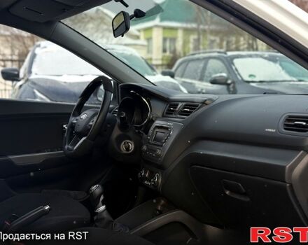 Білий Кіа Ріо, об'ємом двигуна 1.6 л та пробігом 14800 тис. км за 7800 $, фото 10 на Automoto.ua