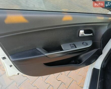 Білий Кіа Ріо, об'ємом двигуна 1.4 л та пробігом 160 тис. км за 7700 $, фото 14 на Automoto.ua