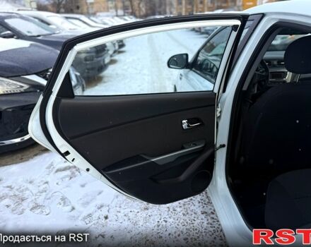 Білий Кіа Ріо, об'ємом двигуна 1.6 л та пробігом 14800 тис. км за 7800 $, фото 8 на Automoto.ua