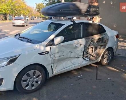 Белый Киа Рио, объемом двигателя 1.4 л и пробегом 108 тыс. км за 4000 $, фото 5 на Automoto.ua