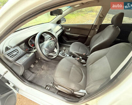 Білий Кіа Ріо, об'ємом двигуна 1.4 л та пробігом 299 тис. км за 5800 $, фото 15 на Automoto.ua