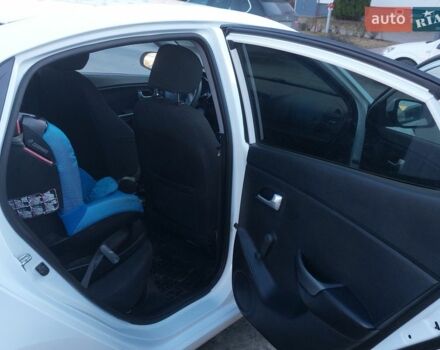 Білий Кіа Ріо, об'ємом двигуна 1.4 л та пробігом 139 тис. км за 7000 $, фото 4 на Automoto.ua