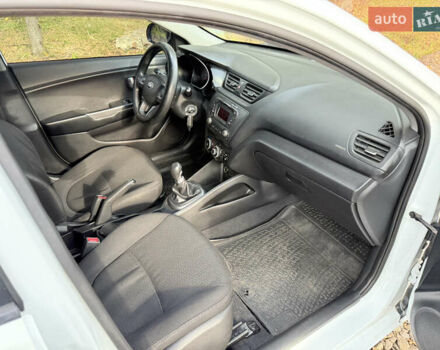 Білий Кіа Ріо, об'ємом двигуна 1.4 л та пробігом 299 тис. км за 5800 $, фото 25 на Automoto.ua