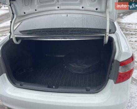 Білий Кіа Ріо, об'ємом двигуна 1.4 л та пробігом 216 тис. км за 7850 $, фото 38 на Automoto.ua